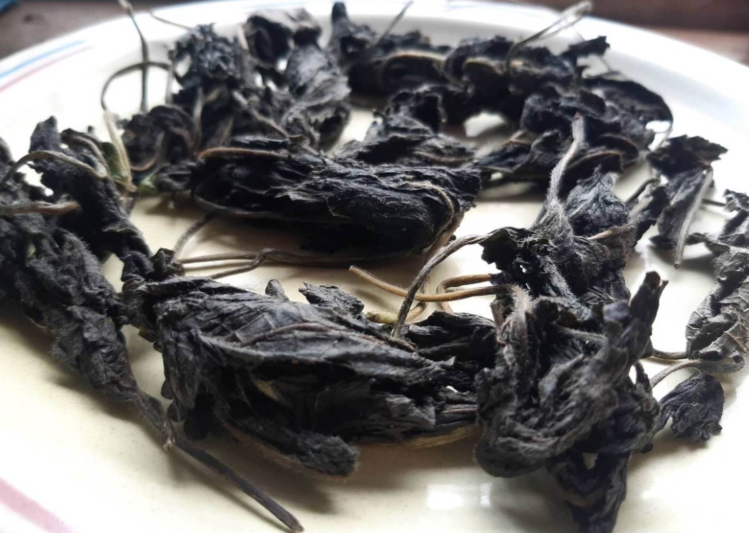 Rolled betony leaves, for a fermented (oxidised) tea, almost black.